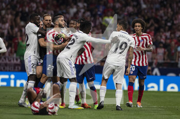 2022-09-18 - 18.09.2022, Madrid, Spain. Atletico de Madrid battles for the ball with Real Madrid CF during the LaLiga Santander match between Atletico de Madrid and Real Madrid CF at Civitas Metropolitano on 18 September 2022 in Madrid, Spain. - LALIGA SANTANDER 2022/2023 - ATLETICO DE MADRID VS REAL MADRID CF - SPANISH LA LIGA - SOCCER