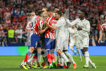 2022-09-18 - Players of Real Madrid and Atletico de Madrid fight during La Liga football match played between Atletico de Madrid and Real Madrid at Civitas Metropolitano on September 18, 2022 in Madrid, Spain. Photo Irina R. H. / SpainDPPI / DPPI - FOOTBALL - SPANISH CHAMP - ATLETICO MADRID V REAL MADRID - SPANISH LA LIGA - SOCCER