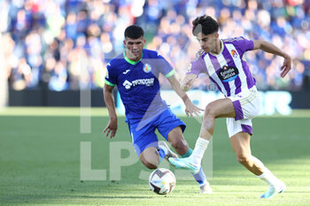 2022-10-01 - Alvaro Aguado of Real Valladolid and Carles Alena of Getafe in action during the Spanish championship La Liga football match between Getafe CF and Real Valladolid on October 1, 2022 at Coliseum Alfonso Perez stadium in Getafe, Madrid, Spain - FOOTBALL - SPANISH CHAMP - GETAFE V REAL VALLADOLID - SPANISH LA LIGA - SOCCER