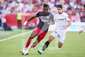 2022-10-08 - Nico Williams of Athletic Club and Oliver Torres of Sevilla FC during the Spanish championship La Liga football match between Sevilla FC and Athletic Club on October 8, 2022 at Ramon Sanchez Pizjuan stadium in Sevilla, Spain - FOOTBALL - SPANISH CHAMP - SEVILLA V ATHLETIC - SPANISH LA LIGA - SOCCER