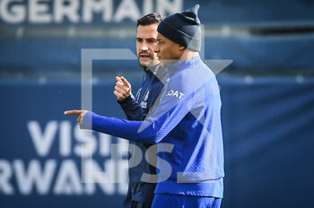 2022-10-10 - Kylian MBAPPE of PSG with a staff member during the training of the Paris Saint-Germain team on October 10, 2022 at Camp des Loges in Saint-Germain-en-Laye near Paris, France - FOOTBALL - TRAINING OF THE PARIS SG TEAM - SPANISH LA LIGA - SOCCER