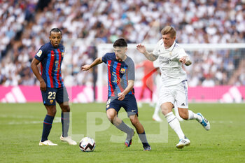2022-10-16 - Pedri Gonzalez of FC Barcelona and Toni Kroos of Real Madrid during the Spanish championship La Liga football match between Real Madrid and FC Barcelona on October 16, 2022 at Santiago Bernabeu stadium in Madrid, Spain - FOOTBALL - SPANISH CHAMP - REAL MADRID V FC BARCELONA - SPANISH LA LIGA - SOCCER