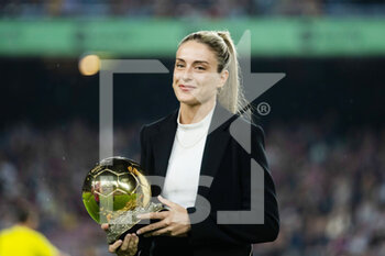2022-10-20 - Alexia Putellas of FC Barcelona showing the Ballon D’or (Golden Ball) before the Spanish championship La Liga football match between FC Barcelona and Villarreal CF on October 20, 2022 at Spotify Camp Nou stadium in Barcelona, Spain - FOOTBALL - SPANISH CHAMP - FC BARCELONA V VILLARREAL - SPANISH LA LIGA - SOCCER