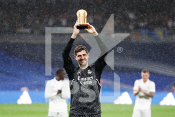 2022-10-22 - Thibaut Courtois of Real Madrid shows the best goalkeeper trophy to the fans during the Spanish championship La Liga football match between Real Madrid and Sevilla FC on October 22, 2022 at Santiago Bernabeu stadium in Madrid, Spain - FOOTBALL - SPANISH CHAMP - REAL MADRID V SEVILLA - SPANISH LA LIGA - SOCCER