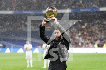 2022-10-22 - Karim Benzema of Real Madrid shows the Golden Ball (Ballon D’Or) to the fans during the Spanish championship La Liga football match between Real Madrid and Sevilla FC on October 22, 2022 at Santiago Bernabeu stadium in Madrid, Spain - FOOTBALL - SPANISH CHAMP - REAL MADRID V SEVILLA - SPANISH LA LIGA - SOCCER