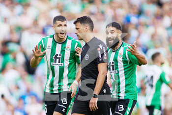 2022-10-23 - Guido Rodriguez and Nabil Fekir of Real Betis protest during the Spanish championship La Liga football match between Real Betis and Atletico de Madrid on October 23, 2022 at Benito Villamarin stadium in Sevilla, Spain - FOOTBALL - SPANISH CHAMP - REAL BETIS V ATLETICO MADRID - SPANISH LA LIGA - SOCCER