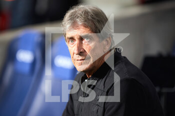 2022-10-30 - Manuel Pellegrini head coach of Real Betis Balompie during the Spanish championship La Liga football match between Real Sociedad and Real Betis Balompie on October 30, 2022 at Reale Arena in San Sebastian, Spain - FOOTBALL - SPANISH CHAMP - REAL SOCIEDAD V REAL BETIS - SPANISH LA LIGA - SOCCER
