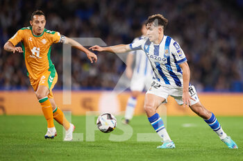 2022-10-30 - Pablo Marin of Real Sociedad competes for the ball with Jose Andres Guardado of Real Betis Balompie during the Spanish championship La Liga football match between Real Sociedad and Real Betis Balompie on October 30, 2022 at Reale Arena in San Sebastian, Spain - FOOTBALL - SPANISH CHAMP - REAL SOCIEDAD V REAL BETIS - SPANISH LA LIGA - SOCCER