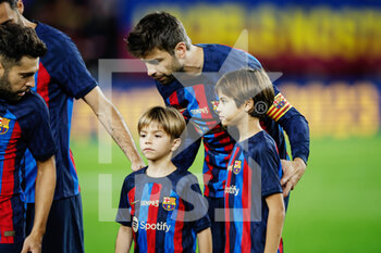 2022-11-05 - Gerard Pique of FC Barcelona in his last game at Camp Nou, with his sons during the Spanish championship La Liga football match between FC Barcelona and UD Almeria on November 5, 2022 at Spotify Camp Nou Stadium in Barcelona, Spain - FOOTBALL - SPANISH CHAMP - FC BARCELONA V ALMERIA - SPANISH LA LIGA - SOCCER