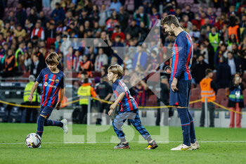 2022-11-05 - Gerard Pique of FC Barcelona in his last game at Camp Nou, with his sons during the Spanish championship La Liga football match between FC Barcelona and UD Almeria on November 5, 2022 at Spotify Camp Nou Stadium in Barcelona, Spain - FOOTBALL - SPANISH CHAMP - FC BARCELONA V ALMERIA - SPANISH LA LIGA - SOCCER