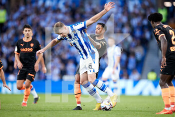 2022-11-06 - Alexander Sorloth of Real Sociedad competes for the ball with Justin Kluivert of Valencia CF during the Spanish championship La Liga football match between Real Sociedad and Valencia CF on November 6, 2022 at Reale Arena in San Sebastian, Spain - FOOTBALL - SPANISH CHAMP - REAL SOCIEDAD V VALENCIA - SPANISH LA LIGA - SOCCER