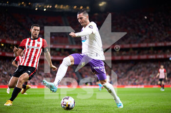 2022-11-08 - Sergi Guardiola of Real Valladolid CF competes for the ball with Oscar de Marcos of Athletic Club during the Spanish championship La Liga football match between Athletic Club and Real Valladolid CF on November 8, 2022 at San Mames stadium in Bilbao, Spain - FOOTBALL - SPANISH CHAMP - ATHLETIC CLUB V REAL VALLADOLID - SPANISH LA LIGA - SOCCER