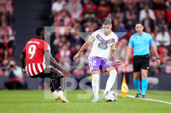 2022-11-08 - Inaki Williams of Athletic Club competes for the ball with Lucas Olaza of Real Valladolid during the Spanish championship La Liga football match between Athletic Club and Real Valladolid CF on November 8, 2022 at San Mames stadium in Bilbao, Spain - FOOTBALL - SPANISH CHAMP - ATHLETIC CLUB V REAL VALLADOLID - SPANISH LA LIGA - SOCCER