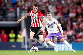 2022-11-08 - Oihan Sancet of Athletic Club competes for the ball with Sergi Guardiola of Real Valladolid during the Spanish championship La Liga football match between Athletic Club and Real Valladolid CF on November 8, 2022 at San Mames stadium in Bilbao, Spain - FOOTBALL - SPANISH CHAMP - ATHLETIC CLUB V REAL VALLADOLID - SPANISH LA LIGA - SOCCER