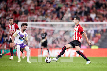 2022-11-08 - Gorka Guruzeta of Athletic Club competes for the ball with Ramon Rodriguez 'Monchu' of Real Valladolid during the Spanish championship La Liga football match between Athletic Club and Real Valladolid CF on November 8, 2022 at San Mames stadium in Bilbao, Spain - FOOTBALL - SPANISH CHAMP - ATHLETIC CLUB V REAL VALLADOLID - SPANISH LA LIGA - SOCCER