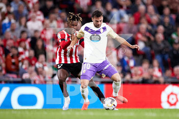 2022-11-08 - Oscar Plano of Real Valladolid CF competes for the ball with Nico Williams of Athletic Club during the Spanish championship La Liga football match between Athletic Club and Real Valladolid CF on November 8, 2022 at San Mames stadium in Bilbao, Spain - FOOTBALL - SPANISH CHAMP - ATHLETIC CLUB V REAL VALLADOLID - SPANISH LA LIGA - SOCCER