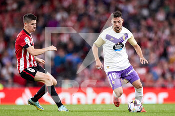 2022-11-08 - Oscar Plano of Real Valladolid CF competes for the ball with Oihan Sancet of Athletic Club during the Spanish championship La Liga football match between Athletic Club and Real Valladolid CF on November 8, 2022 at San Mames stadium in Bilbao, Spain - FOOTBALL - SPANISH CHAMP - ATHLETIC CLUB V REAL VALLADOLID - SPANISH LA LIGA - SOCCER