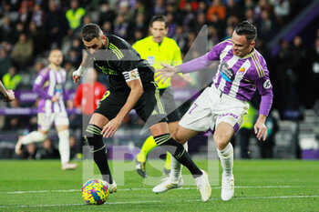 2022-12-30 - Karim Benzema of Real Madrid and Roque Mesa of Real Valladolid during the Spanish championship La Liga football match between Real Valladolid and Real Madrid on December 30, 2022 at Jose Zorrilla stadium in Valladolid, Spain - FOOTBALL - SPANISH CHAMP - VALLADOLID V REAL MADRID - SPANISH LA LIGA - SOCCER