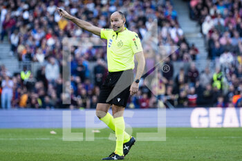 2022-12-31 - Referee Mateu Lahoz during the Spanish championship La Liga football match between FC Barcelona and RCD Espanyol on December 31, 2022 at Spotify Camp Nou stadium in Barcelona, Spain - FOOTBALL - SPANISH CHAMP - FC BARCELONA V RCD ESPANYOL - SPANISH LA LIGA - SOCCER