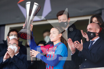 2022-01-23 - Alexia Putellas of FC Barcelona receives the winners trophy after the Spanish Women Supercup, Final football match between FC Barcelona and Atletico de Madrid on January 23, 2022 at Ciudad del Futbol in Las Rozas, Madrid, Spain - FC BARCELONA VS ATLETICO DE MADRID - SPANISH PRIMERA DIVISION WOMEN - SOCCER