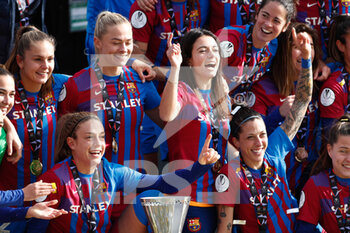 2022-01-23 - Alexia Putellas of FC Barcelona and teammates celebrate the victory with the Champions trophy after the Spanish Women Supercup, Final football match between FC Barcelona and Atletico de Madrid on January 23, 2022 at Ciudad del Futbol in Las Rozas, Madrid, Spain - FC BARCELONA VS ATLETICO DE MADRID - SPANISH PRIMERA DIVISION WOMEN - SOCCER