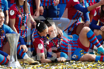 2022-01-23 - Jenni Hermoso, Claudia Pina of FC Barcelona and teammates celebrate the victory with the Champions trophy after the Spanish Women Supercup, Final football match between FC Barcelona and Atletico de Madrid on January 23, 2022 at Ciudad del Futbol in Las Rozas, Madrid, Spain - FC BARCELONA VS ATLETICO DE MADRID - SPANISH PRIMERA DIVISION WOMEN - SOCCER
