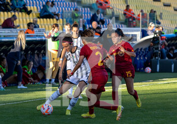 2022-11-05 - Barbara Bonansea(Juventus), Moeka Minami(Roma), and Annamaria Serturini(Roma) - FINAL - JUVENTUS FC VS AS ROMA - WOMEN SUPERCOPPA - SOCCER