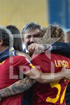 2022-11-05 - Roma Head Coach Alessandro Spugna and Elena Linari Celebration - FINAL - JUVENTUS FC VS AS ROMA - WOMEN SUPERCOPPA - SOCCER