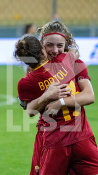 2022-11-05 - Roma´s Elisa Bartoli and Benedetta Glionna Celebration - FINAL - JUVENTUS FC VS AS ROMA - WOMEN SUPERCOPPA - SOCCER