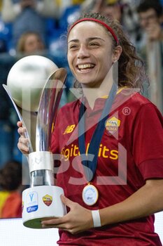 2022-11-05 - Roma Benedetta Glionna Cup Celebration - FINAL - JUVENTUS FC VS AS ROMA - WOMEN SUPERCOPPA - SOCCER