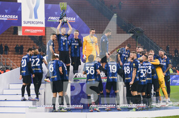 2022-01-12 - 12.01.2022, Milan, Stadio Giuseppe Meazza, Italian Supercup Final: Inter - Juventus, #9 Edin Dzeko (Internazionale) with trophy and team celebrate the win of the italian supercup - ITALIAN SUPERCUP FINAL 2022 - INTER - FC INTERNAZIONALE VS JUVENTUS FC - ITALIAN SUPER CUP - SOCCER