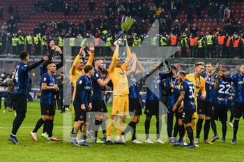 2022-01-12 - 12.01.2022, Milan, Stadio Giuseppe Meazza, Italian Supercup Final: Inter - Juventus, #1 goalkeeper Samir Handanovic (Internazionale) with trophy and team celebrate the win of the italian supercup - ITALIAN SUPERCUP FINAL 2022 - INTER - FC INTERNAZIONALE VS JUVENTUS FC - ITALIAN SUPER CUP - SOCCER