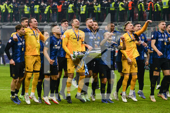 2022-01-12 - 12.01.2022, Milan, Stadio Giuseppe Meazza, Italian Supercup Final: Inter - Juventus, #1 goalkeeper Samir Handanovic (Internazionale) with trophy and team celebrate the win of the italian supercup - ITALIAN SUPERCUP FINAL 2022 - INTER - FC INTERNAZIONALE VS JUVENTUS FC - ITALIAN SUPER CUP - SOCCER