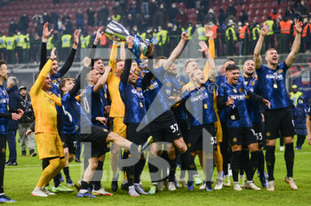 2022-01-12 - 12.01.2022, Milan, Stadio Giuseppe Meazza, Italian Supercup Final: Inter - Juventus, Inter players celebrate the win of the italian supercup - ITALIAN SUPERCUP FINAL 2022 - INTER - FC INTERNAZIONALE VS JUVENTUS FC - ITALIAN SUPER CUP - SOCCER