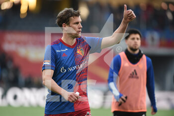 2022-02-13 - February 13, 2022, Bern, Wankdorf, Super League: BSC Young Boys - FC Basel 1893, #20 Fabian Frei (Basel) says goodbye to the YB fans with a provocation. - BSC YOUNG BOYS VS FC BASEL 1893 - SWISS SUPER LEAGUE - SOCCER