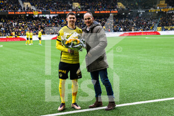 2022-12-25 - 29.01.2023, Bern, Wankdorf, Super League: BSC Young Boys - FC Winterthur, Christian Fassnacht (Young Boys, left) celebrating 200 games with Young boys with sporting director Steve von Bergen (Young Boys) - SUPER LEAGUE: BSC YOUNG BOYS - FC WINTERTHUR - SWISS SUPER LEAGUE - SOCCER
