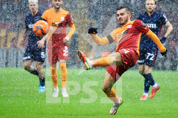 2022-01-23 - Emre Kilinc of Galatasaray during the Turkish championship Super Lig football match between Galatasaray and Trabzonspor on January 23, 2022 at Nef Stadyumu in Istanbul, Turkey - GALATASARAY VS TRABZONSPOR - TURKISH SUPER LEAGUE - SOCCER