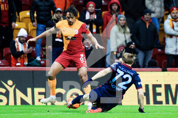 2022-01-23 - Sacha Boey of Galatasaray, Tymoteusz Puchacz of Trabzonspor during the Turkish championship Super Lig football match between Galatasaray and Trabzonspor on January 23, 2022 at Nef Stadyumu in Istanbul, Turkey - GALATASARAY VS TRABZONSPOR - TURKISH SUPER LEAGUE - SOCCER