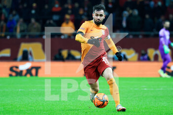 2022-01-23 - Omer Bayram of Galatasaray during the Turkish championship Super Lig football match between Galatasaray and Trabzonspor on January 23, 2022 at Nef Stadyumu in Istanbul, Turkey - GALATASARAY VS TRABZONSPOR - TURKISH SUPER LEAGUE - SOCCER