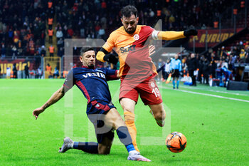2022-01-23 - Bruno Peres of Trabzonspor, Omer Bayram of Galatasaray during the Turkish championship Super Lig football match between Galatasaray and Trabzonspor on January 23, 2022 at Nef Stadyumu in Istanbul, Turkey - GALATASARAY VS TRABZONSPOR - TURKISH SUPER LEAGUE - SOCCER