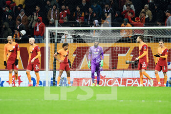 2022-01-23 - Galatasaray players disappointed during the Turkish championship Super Lig football match between Galatasaray and Trabzonspor on January 23, 2022 at Nef Stadyumu in Istanbul, Turkey - GALATASARAY VS TRABZONSPOR - TURKISH SUPER LEAGUE - SOCCER