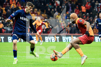 2022-01-23 - Ryan Babel of Galatasaray, Ahmetcan Kaplan of Trabzonspor during the Turkish championship Super Lig football match between Galatasaray and Trabzonspor on January 23, 2022 at Nef Stadyumu in Istanbul, Turkey - GALATASARAY VS TRABZONSPOR - TURKISH SUPER LEAGUE - SOCCER