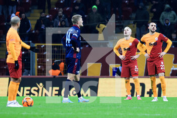 2022-01-23 - Galatasaray players disappointed during the Turkish championship Super Lig football match between Galatasaray and Trabzonspor on January 23, 2022 at Nef Stadyumu in Istanbul, Turkey - GALATASARAY VS TRABZONSPOR - TURKISH SUPER LEAGUE - SOCCER
