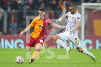 2022-12-25 - Dries Mertens of Galatasaray battles for the ball with Melih Kabasakal of Istanbulspor during the Turkish championship, Super Lig football match between Galatasaray and Istanbulspor AS on December 25, 2022 at the NEF Stadyumu in Istanbul, Turkey - FOOTBALL - TURKISH CHAMP - GALATASARAY V ISTANBULSPOR - TURKISH SUPER LEAGUE - SOCCER