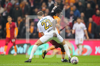 2022-12-25 - Bafetimbi Gomis of Galatasaray battles for the ball with Okan Erdogan of Istanbulspor during the Turkish championship, Super Lig football match between Galatasaray and Istanbulspor AS on December 25, 2022 at the NEF Stadyumu in Istanbul, Turkey - FOOTBALL - TURKISH CHAMP - GALATASARAY V ISTANBULSPOR - TURKISH SUPER LEAGUE - SOCCER