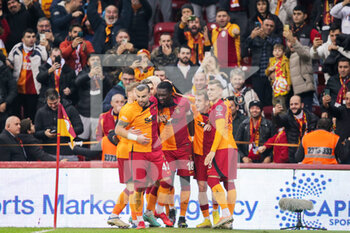 2022-12-25 - Bafetimbi Gomis of Galatasaray celebrates after scoring the team's first goal with his team mates during the Turkish championship, Super Lig football match between Galatasaray and Istanbulspor AS on December 25, 2022 at the NEF Stadyumu in Istanbul, Turkey - FOOTBALL - TURKISH CHAMP - GALATASARAY V ISTANBULSPOR - TURKISH SUPER LEAGUE - SOCCER
