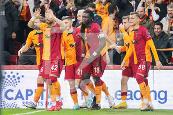 2022-12-25 - Bafetimbi Gomis of Galatasaray celebrates after scoring the team's first goal with his team mates during the Turkish championship, Super Lig football match between Galatasaray and Istanbulspor AS on December 25, 2022 at the NEF Stadyumu in Istanbul, Turkey - FOOTBALL - TURKISH CHAMP - GALATASARAY V ISTANBULSPOR - TURKISH SUPER LEAGUE - SOCCER
