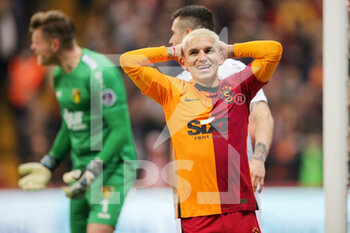 2022-12-25 - Lucas Torreira of Galatasaray reacts during the Turkish championship, Super Lig football match between Galatasaray and Istanbulspor AS on December 25, 2022 at the NEF Stadyumu in Istanbul, Turkey - FOOTBALL - TURKISH CHAMP - GALATASARAY V ISTANBULSPOR - TURKISH SUPER LEAGUE - SOCCER