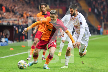 2022-12-25 - Milot Rashica of Galatasaray battles for the ball with Ibrahim Yilmaz of Istanbulspor during the Turkish championship, Super Lig football match between Galatasaray and Istanbulspor AS on December 25, 2022 at the NEF Stadyumu in Istanbul, Turkey - FOOTBALL - TURKISH CHAMP - GALATASARAY V ISTANBULSPOR - TURKISH SUPER LEAGUE - SOCCER