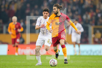 2022-12-25 - Oguzhan Berber of Istanbulspor AS battles for the ball with Sergio Oliveira of Galatasaray during the Turkish championship, Super Lig football match between Galatasaray and Istanbulspor AS on December 25, 2022 at the NEF Stadyumu in Istanbul, Turkey - FOOTBALL - TURKISH CHAMP - GALATASARAY V ISTANBULSPOR - TURKISH SUPER LEAGUE - SOCCER